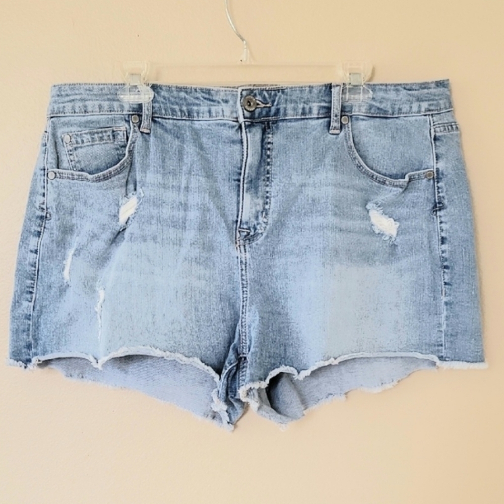 Torrid FeelTheFit Light Wash Distressed Denim Shorts - Size 14
